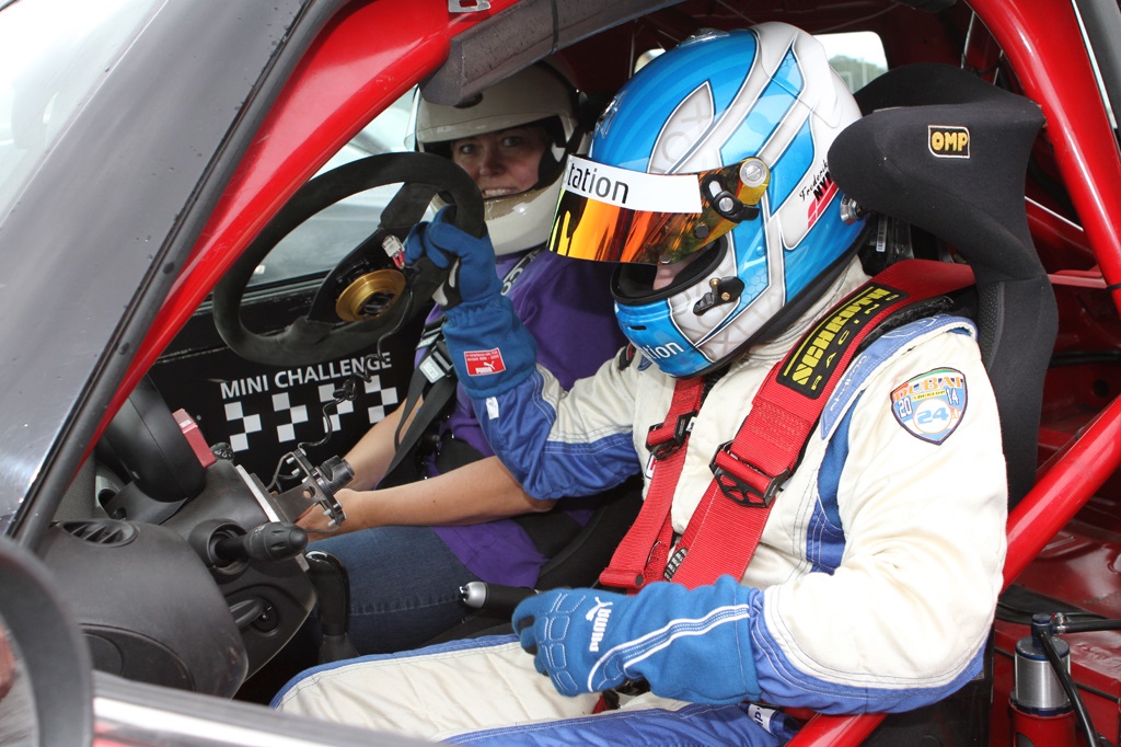 En spændt gæst gør sig klar til en high speed tur med Frederik Nymark
(Foto: Motorsporten.dk)